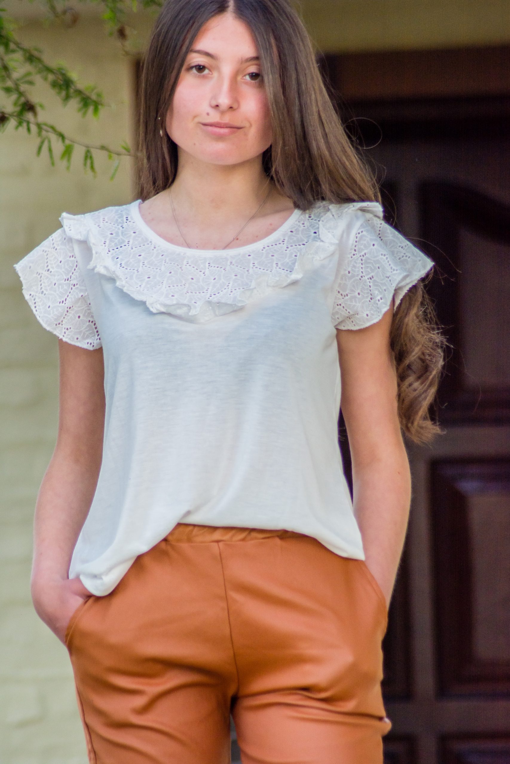 Remera básica con cuello en broderie