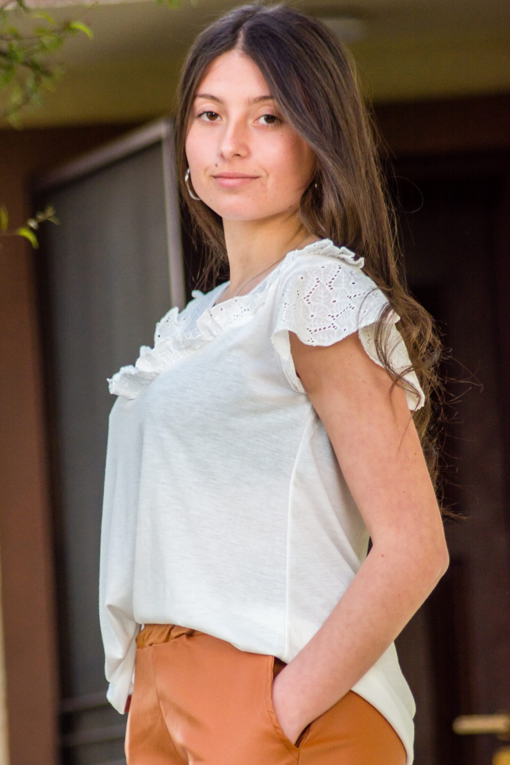 Remera básica con cuello en broderie