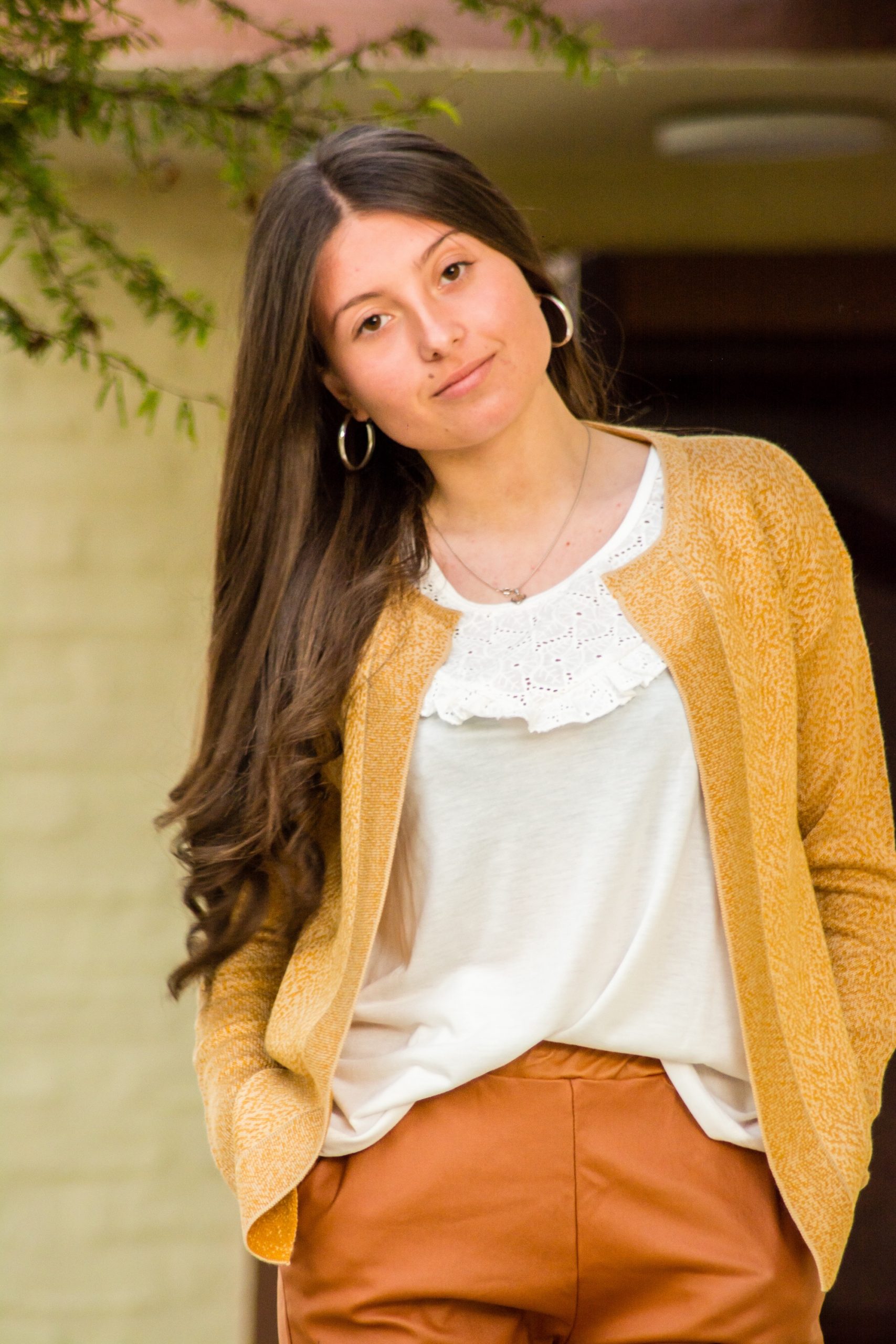 Remera básica con cuello en broderie